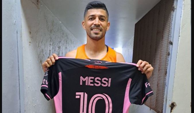 Nelson Bonilla lo logró: Se quedó con la camiseta de Messi