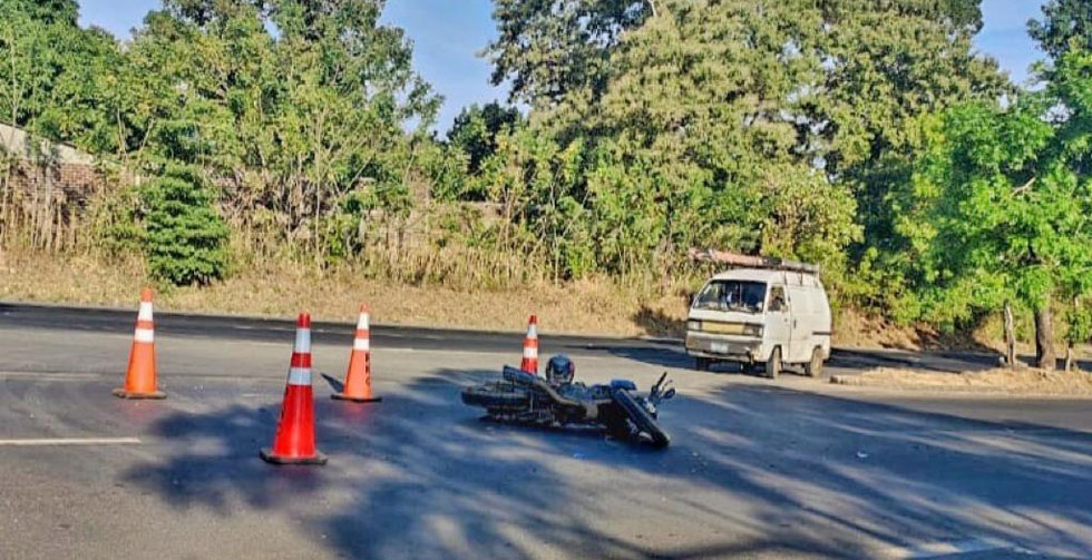 PNC auxilia a motociclista que fue embestido por vehículo en Santa Ana