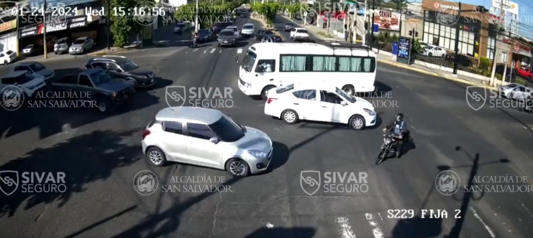 Cámaras captan choque en Alameda Juan Pablo II tras imprudencia de conductores | VIDEO