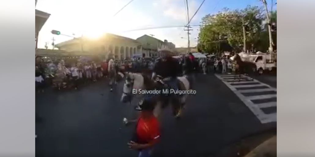 Caballo cae sobre su jinete durante fiestas de Sonsonate (VIDEO)