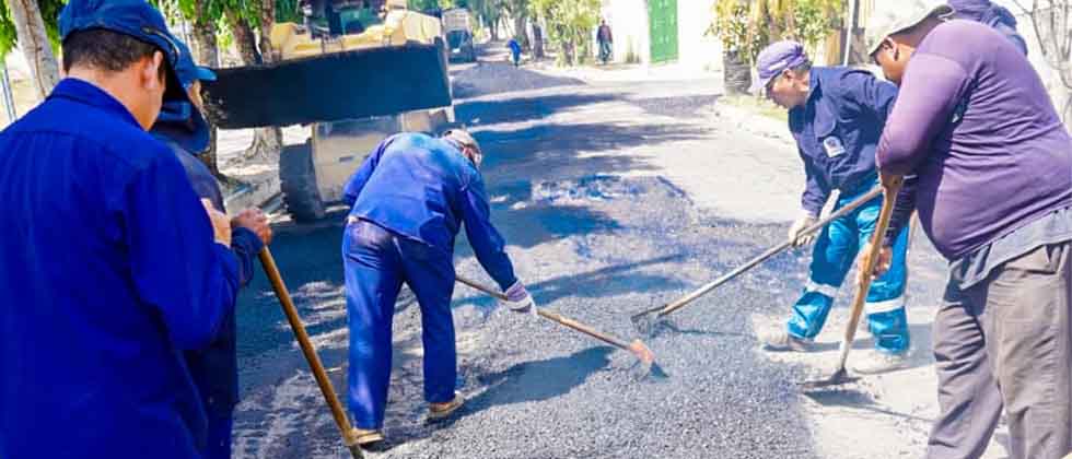 Realizan trabajos de reparación en calle Las Arboledas de la colonia Miramonte
