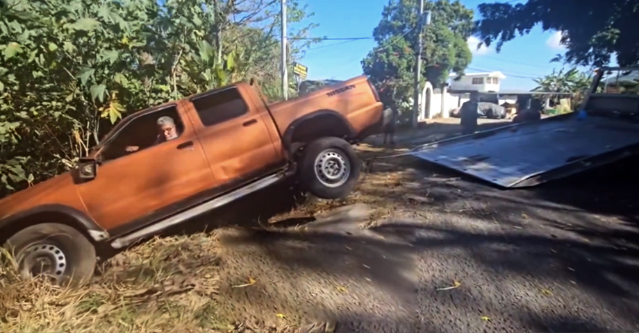 Conductor se duerme al volante y se va aun barranco en carretera a los Planes de Renderos