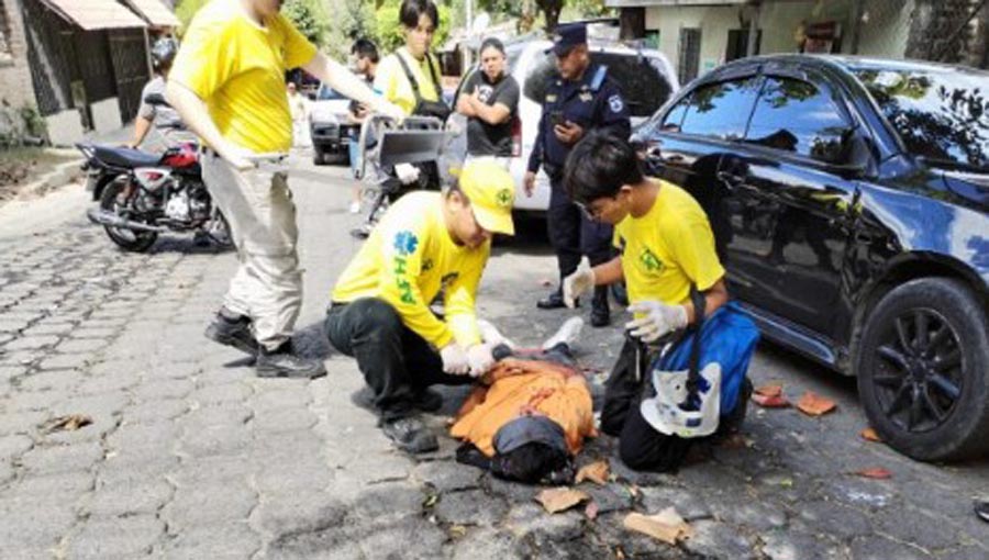 Madre e hijo resultan lesionados tras chocar con un perro en Apopa