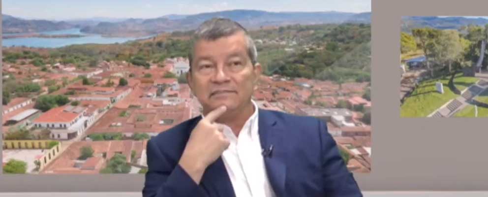 Chino Flores promete que cambiará todas las camas de los hospitales públicos