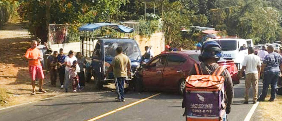 Reportan varias personas lesionadas tras choque entre pick up y vehículo en Sonsonate