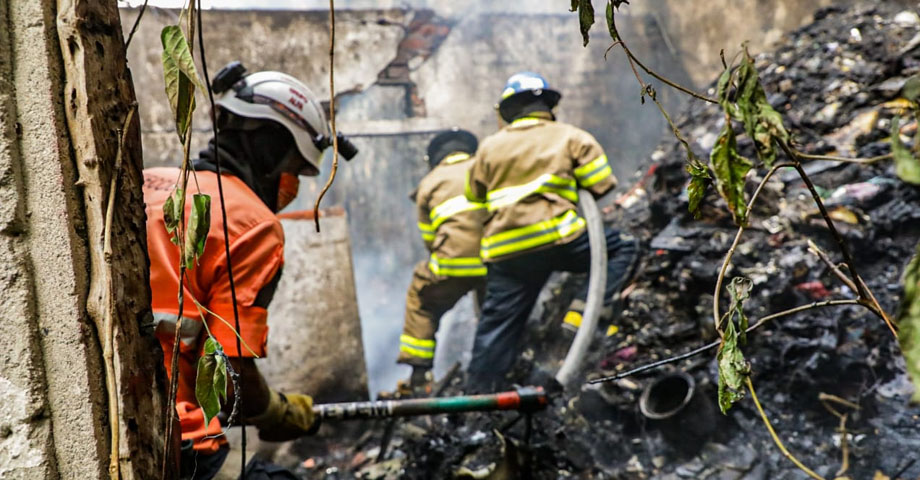 Bomberos controlan incendio que amenazaba con expandirse a viviendas en San Jacinto
