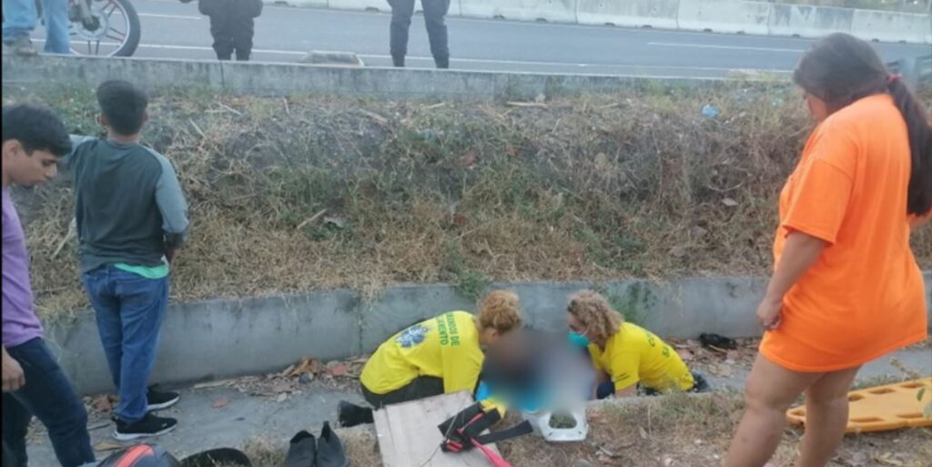 Pareja cae a una cuneta tras accidentarse en carretera al Aeropuerto