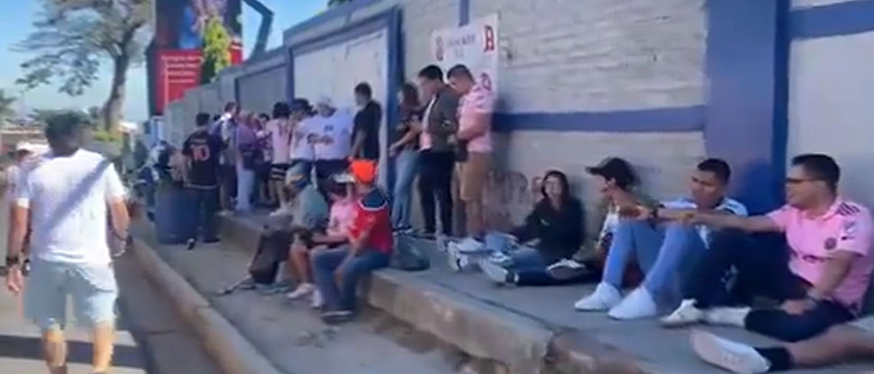 Aficionados salvadoreños ya hacen fila para entrar al Cuscatlán y ver esta noche a Messi