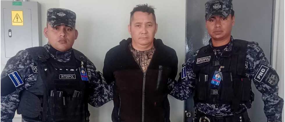 Arrestan a pandillero a su llegada a El Salvador tras ser deportado de los EUA