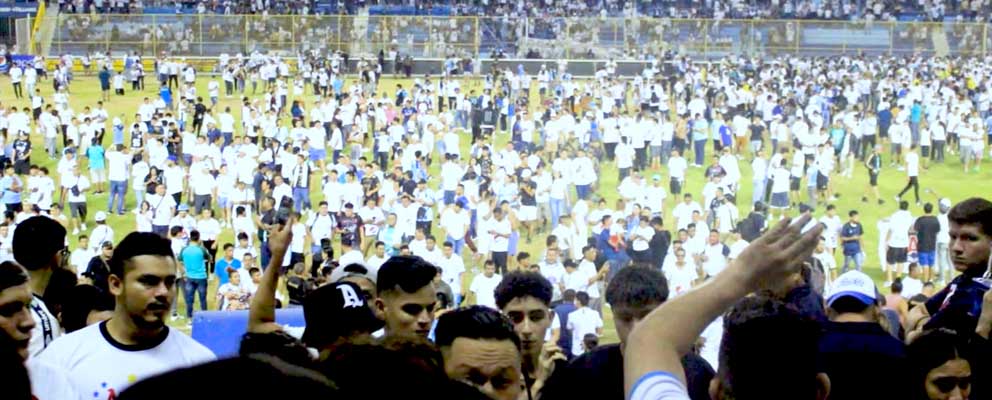 Salvadoreños critican a FESFUT que levantó castigo al Alianza