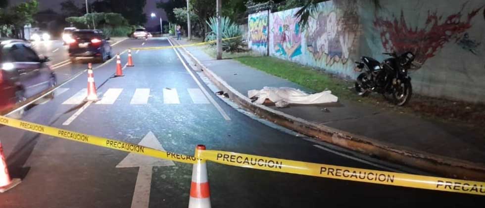 Peatón pierde la vida tras ser atropellado por motociclista sobre avenida Bernal, San Salvador