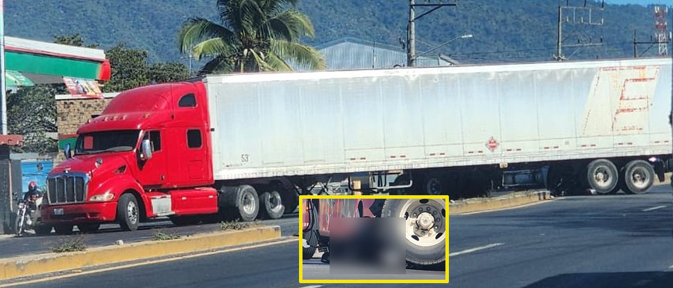 Reportan motociclista fallecido tras ser arrollado por una rastra en carretera a Sonsonate