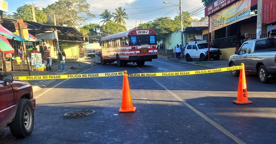 Motociclista pierde la vida tras impactar contra un bus en Sonsonate