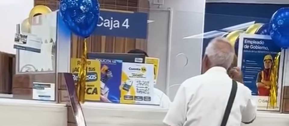 Viralizan a anciano que le canta «el feliz cumpleaños» a un cajero de una agencia bancaria