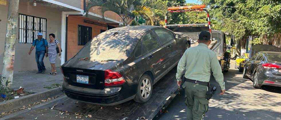 Retiran vehículos viejos abandonados en la vía pública
