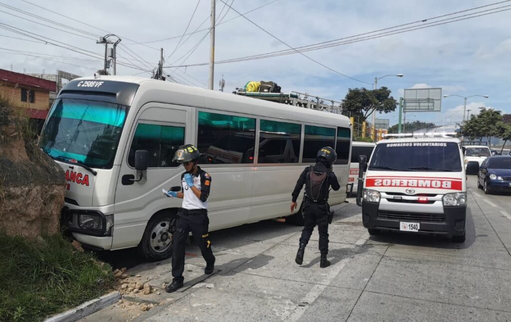 Tiroteo deja un conductor fallecido y una mujer lesionada en microbús de Guatemala