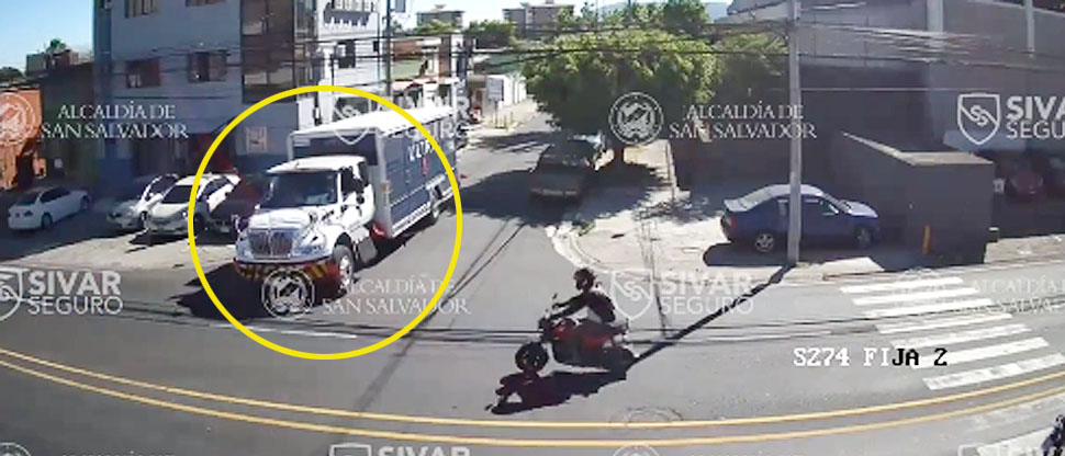 Imprudencia de otro conductor quedó registrada en cámaras de seguridad