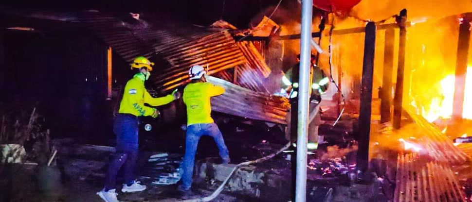 Voraz incendio consume una carpintería en Izalco, Sonsonate