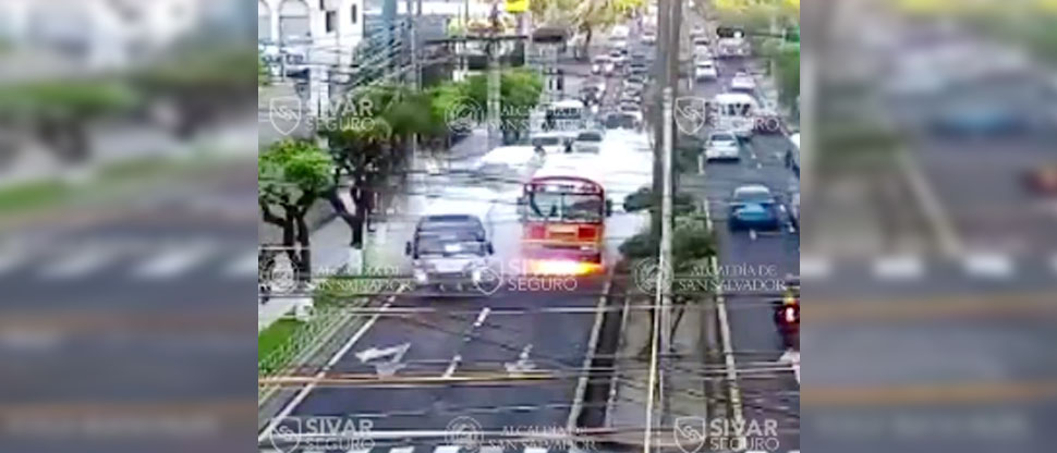 Captan momento en que un bus empezó a incendiarse en alameda Enrique Araujo