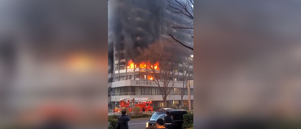 Voraz incendio en un edificio de Tokio deja al menos 11 heridos