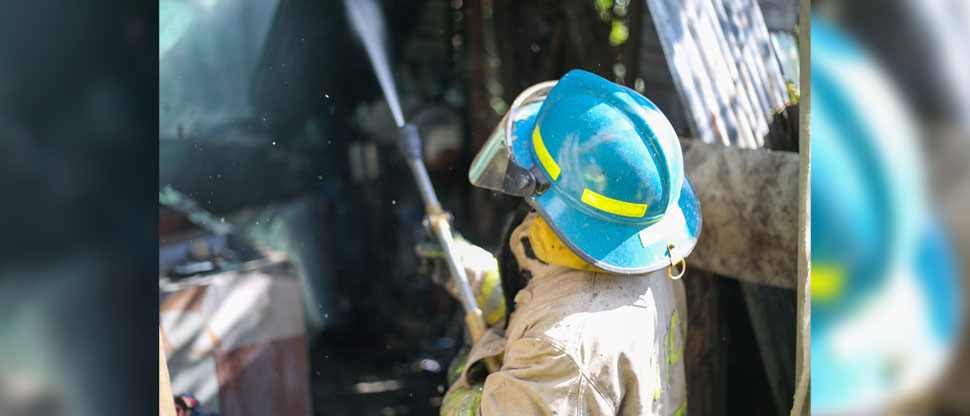 Bomberos sofocan incendio en vivienda ubicada en una colonia de Cojutepeque