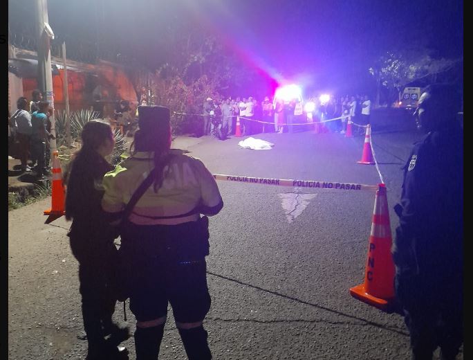 Joven mujer pierde la vida en fuerte accidente esta noche en Santa Ana