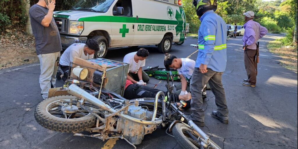 Hombre queda tendido sobre la carretera Antigua a San Salvador tras sufrir accidente