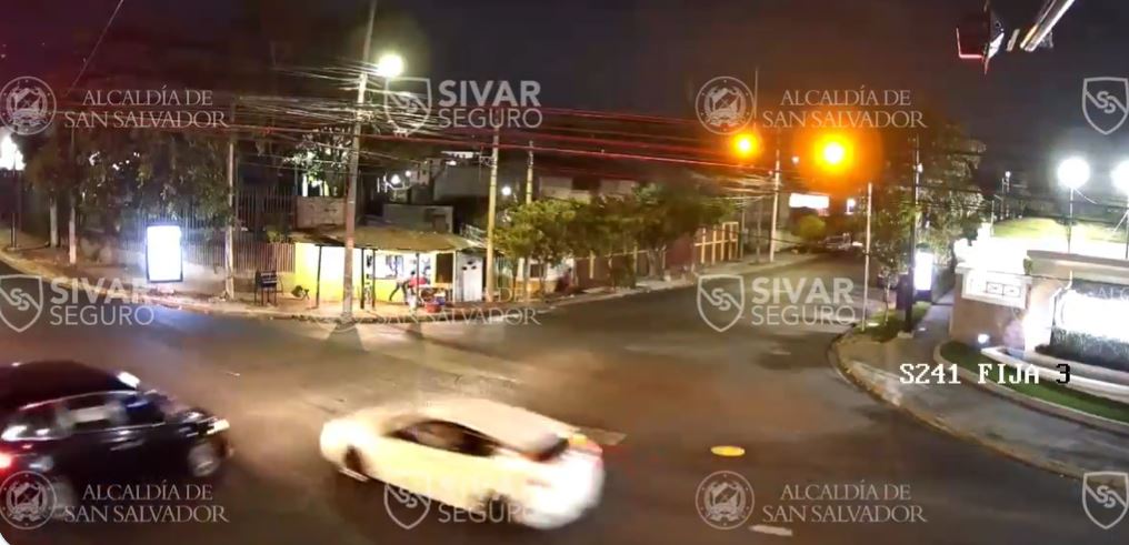 Conductor irrespeta el semáforo y provoca fuerte accidente en San Salvador: «Quedó grabado» (VIDEO)