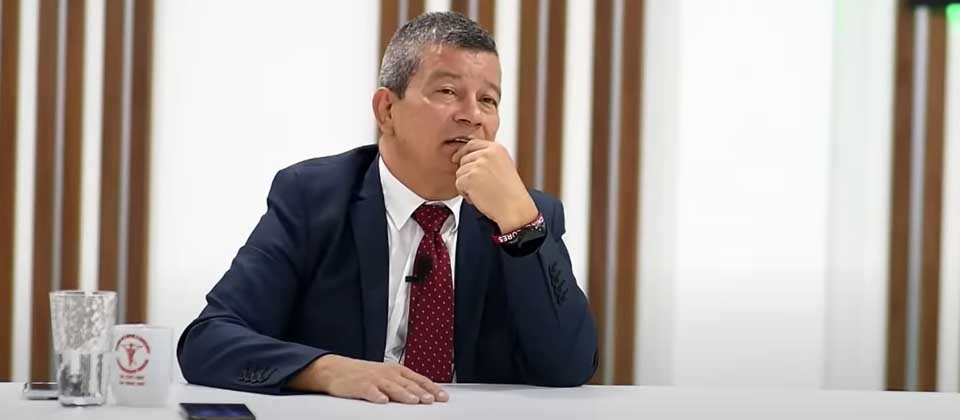 Chino Flores afirma que los salvadoreños le piden recuerdos del FMLN