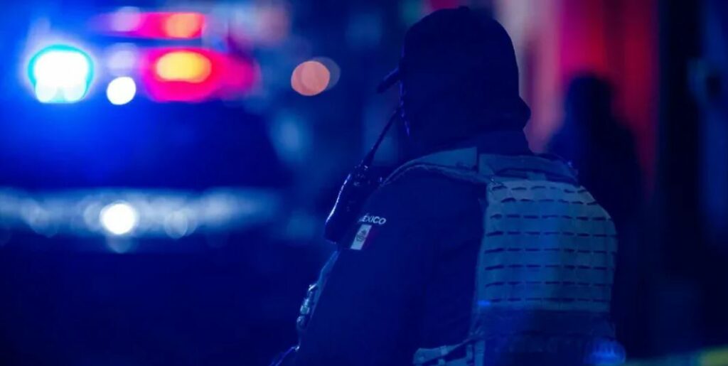 Encuentran cabeza de una mujer con narcomensaje en México