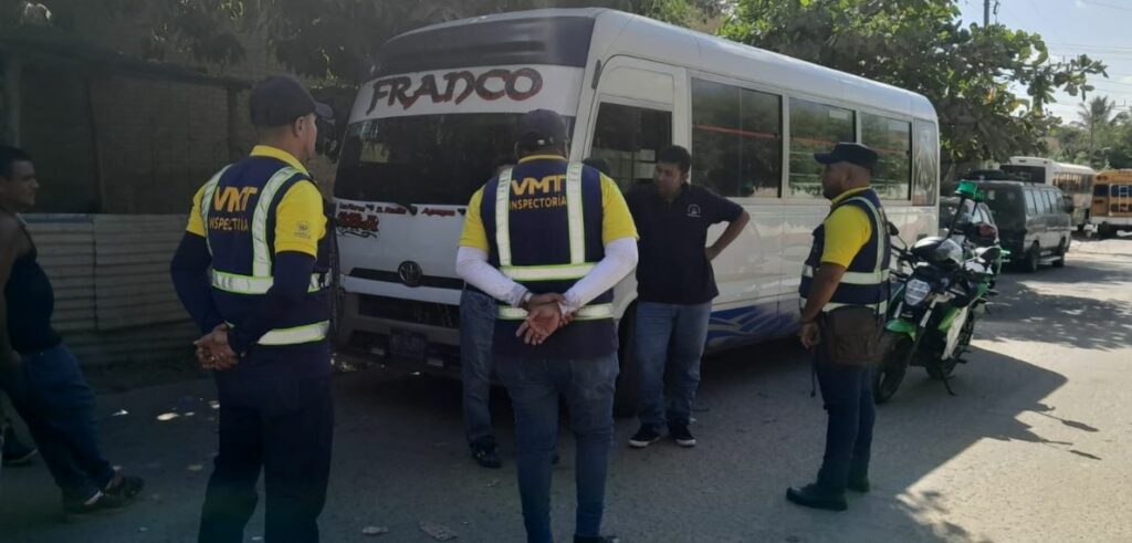 Tras denuncia ciudadana, sancionan a microbusero por cobrar más de la tarifa autorizada
