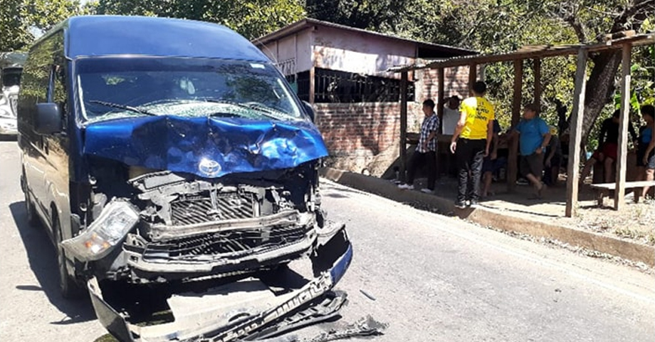 Vaca que deambulaba por una carretera provoca fuerte accidente en Usulután