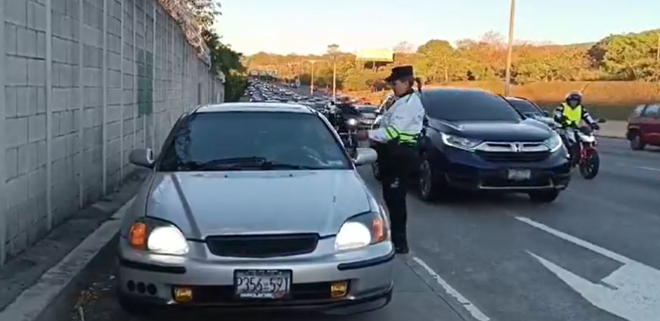 Multan a conductor que no respetó la fila y circulaba sobre el hombro de la calle esta mañana