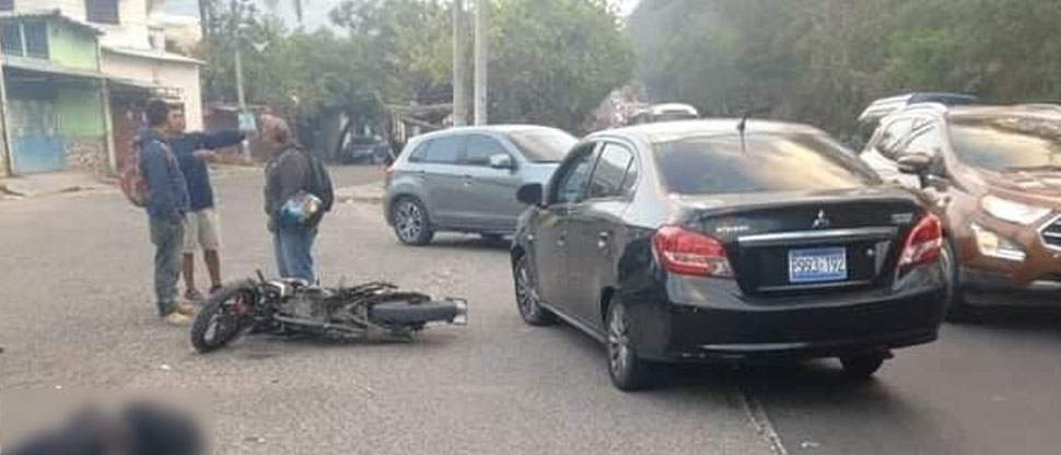 Motocilcista resulta gravemente lesionado tras accidentarse en Apopa