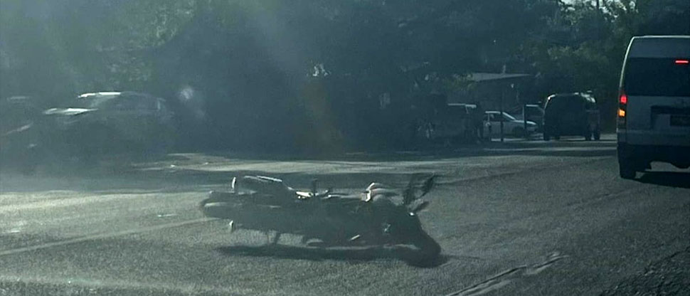 Motociclista queda tendido sobre el pavimento tras accidentarse en Ahuachapán