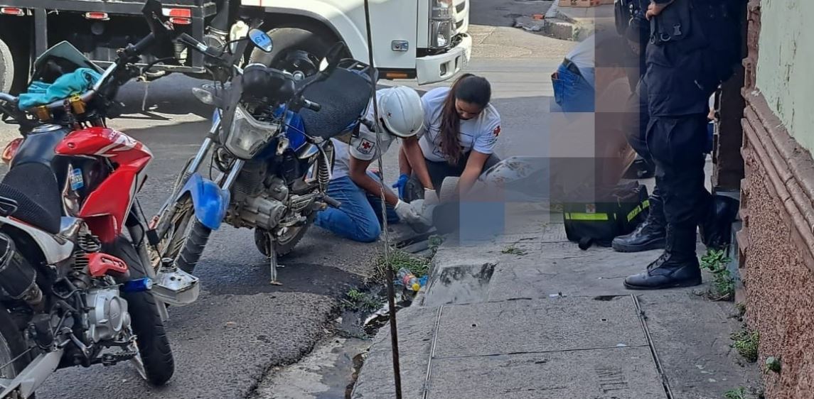 Dos motociclistas resultan lesionados tras accidentarse en Quezaltepeque
