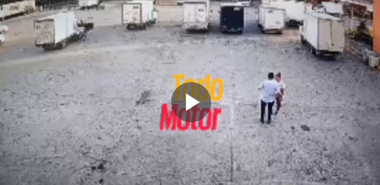 Tras un error, mujer es atropellada por compañero de trabajo en Nejapa (VIDEO)