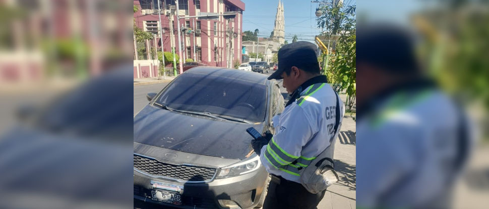 Multan a conductores que acostumbran estacionarse en zonas que obstruyen la vía  