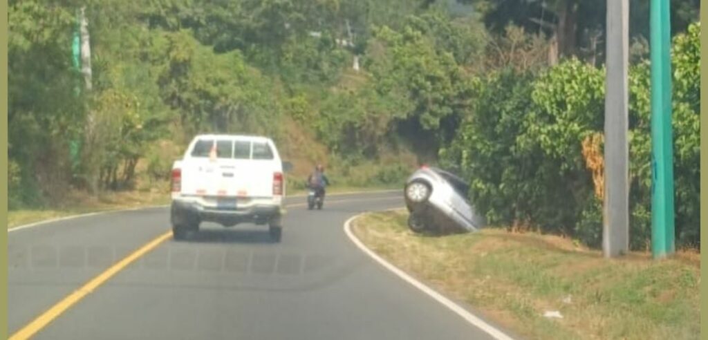 Conductor queda a punto de caer a un barranco con su vehículo