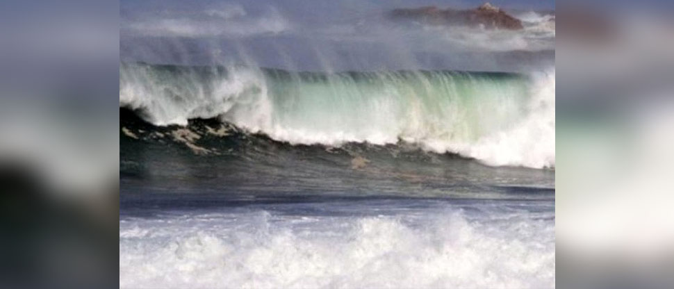 Alertan olas de más de tres metros de altura por mareas vivas en costas salvadoreñas
