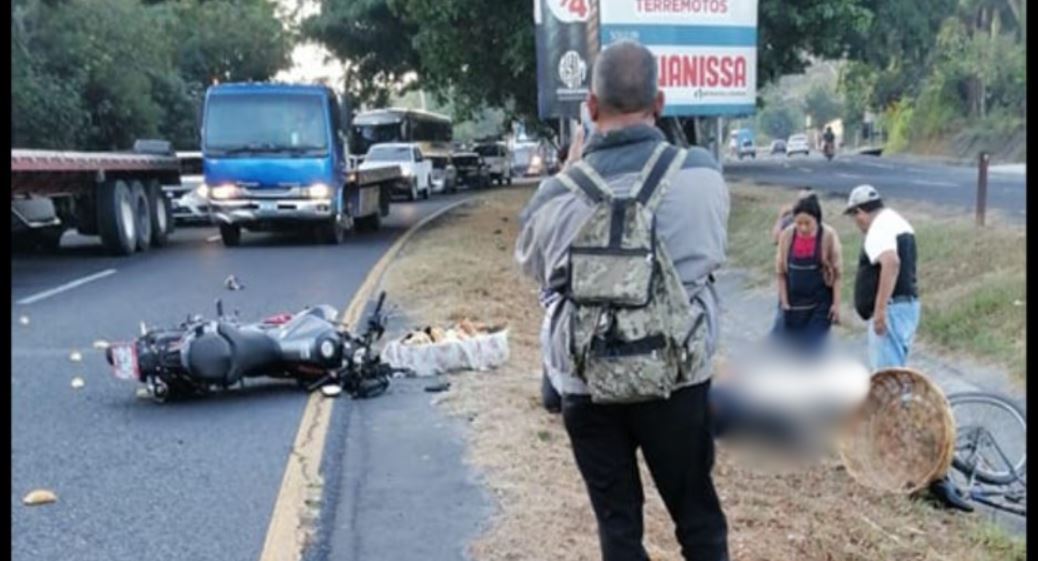 Motociclista choca con un vendedor de pan en Santa Cruz Michapa