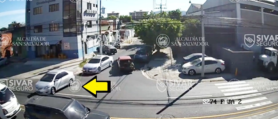 Imprudente conductor pudo ocasionar un accidente tras realizar giro ilegal