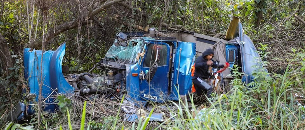 Conductor de rastra se duerme al volante y se accidenta en carretera Los Chorros