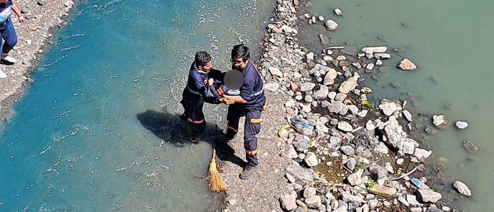 Rescatan a niño que cayó al río Urbina tras deslizamiento