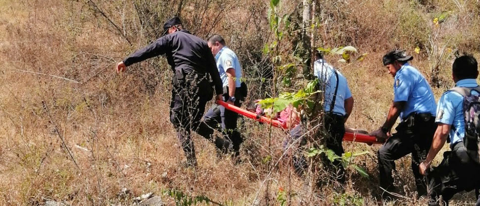 Policías colaboran en el rescate de un hombre que cayó a una quebrada