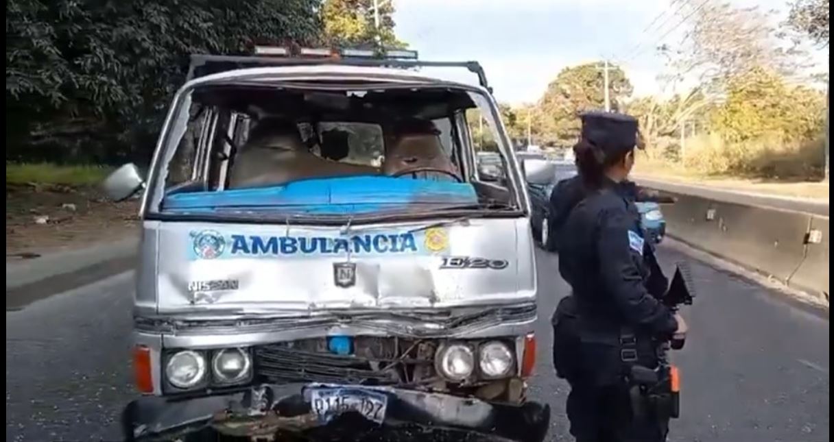 Ambulancia choca con motociclistas en carretera a Santa Ana