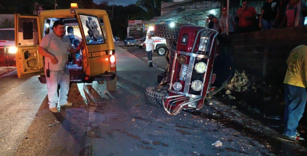 Dos personas terminan en el hospital tras accidentarse aparatosamente en Cabañas