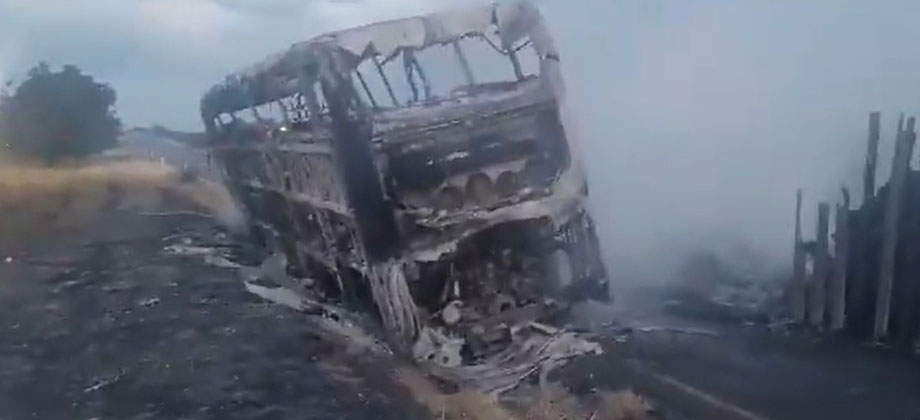 20 personas fallecidas tras choque entre autobús y rastra en México