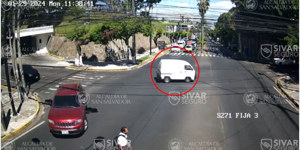 Cámaras de Sívar Seguro captan a conductor haciendo un giro arriesgado en alameda Manuel Enrique Araujo