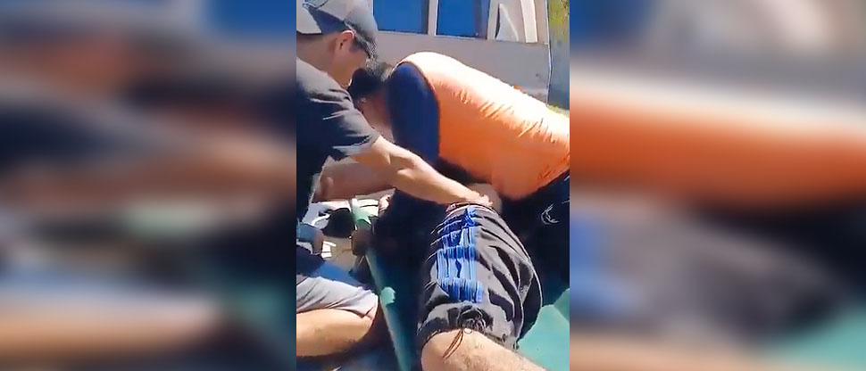 Socorrista demuestra sus habilidades para salvar la vida de joven mientras es trasladado al hospital
